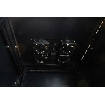 Interior armario rack 12U, detalle unidad ventilación