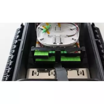 Caja distribución fibra óptica de exterior IP-68 para 16 fusiones (Detalle conectores)